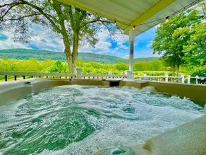 4 BR Stunning Mountain Retreat w Hot Tub! - Image 4