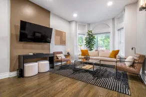 Lakeview Lux - 20min to Wrigley - Free Parking - Sleeps 17+ - Image 3