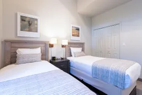 Scenic Two-Bedroom Suite Near Redmond - Image 3
