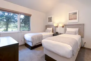 Scenic Two-Bedroom Suite Near Redmond - Image 4