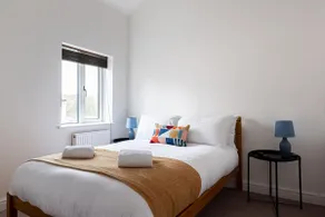 2 Bedroom House with Parking. Close to River walks - Image 2
