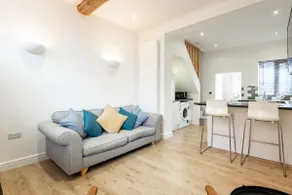 2 Bedroom House with Parking. Close to River walks - Image 5
