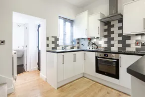 2 Bedroom House with Parking. Close to River walks - Image 3