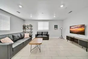 K New 4Rooms5Beds Spacious House - Image 2