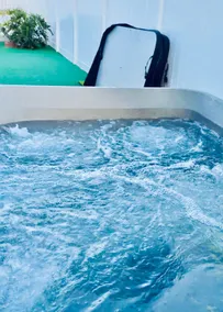 Private Pool. Jacuzzi. EV Charger. 3-Bedroom House - Image 2