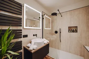 Edler Wohnraum: 2-BR Apartment A/C Lift Balcony - Image 3