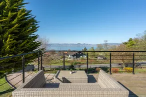 Spacious vacation home villa with fantastic lake views - Image 2