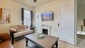 Cozy Apartment Near Wesleyan and Town Center - Image 3