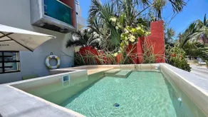 Beachside Oasis!! Spacious Condo - 1/2 block from the Beach- with Garden & Roof - Image 2