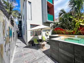 Beachside Oasis!! Spacious Condo - 1/2 block from the Beach- with Garden & Roof - Image 4