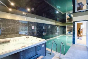 Private villa, pool and spa - Image 2