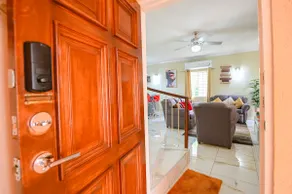 Beautiful Luxury 3BR in Gated Kingston's Haven. - Image 3