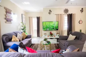 Beautiful Luxury 3BR in Gated Kingston's Haven. - Image 2