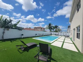 Resort Style Pool House 5 Bed Mini-Golf Game-Room - Image 4