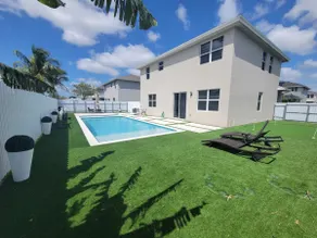 Resort Style Pool House 5 Bed Mini-Golf Game-Room - Image 2