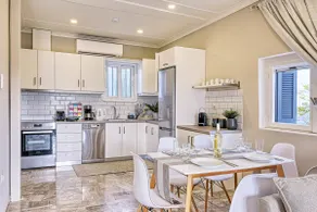 2BR Cottage w/ Parking & Patio, 5 min from Beach! - Image 2