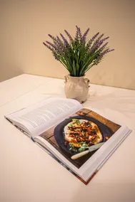 Divine Bright Apt w/Parking, Gym, nr DT & Airport - Image 2