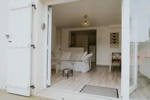 Spacious and bright 2-room apartment with fully-equipped kitchen - Image 4