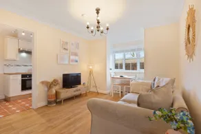 Central, stylish short term let. - Image 2