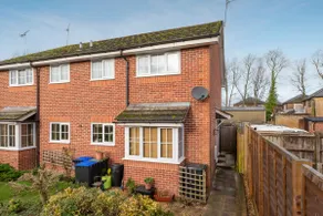 Central, stylish short term let. - Image 5