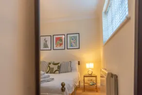 Central, stylish short term let. - Image 3