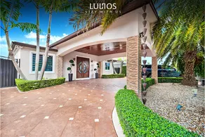 Sunshine 6BR Villa w/Chill Yard/Games/Swimming Spa - Image 4