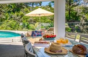 Surfside - 150m to beach w/heated pool - Image 5