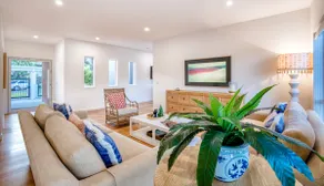 Surfside - 150m to beach w/heated pool - Image 4