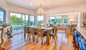 Surfside - 150m to beach w/heated pool - Image 3