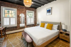 Quiet brownstone close to city - Image 5