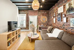 Quiet brownstone close to city - Image 2