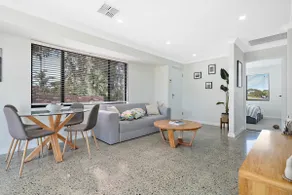 2 bed house freshly renovated close to beach - Image 3