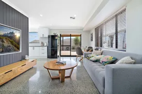 2 bed house freshly renovated close to beach - Image 2