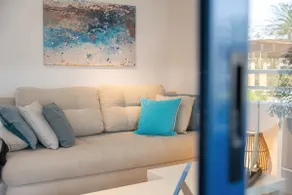 Blue & White Velvet 20m from the beach - Image 3