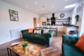 Modern 4 Bedroom Home - Image 3