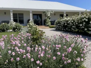 Oaklands Estate -stylish, pet friendly home on 10 acres with pool, spa, firepit. - Image 4