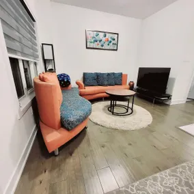 Modern 4 Bedroom Townhouse in Barrie South - Image 3