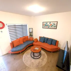 Modern 4 Bedroom Townhouse in Barrie South - Image 2