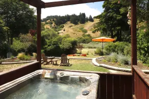 HaPPY TRaILS Summer Boats/River Hot Tub View Yard - Image 3