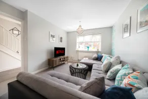 Stylish 3 bed house, large garden, Parking, WiFi - Esho Stays - Image 2