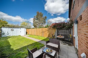Stylish 3 bed house, large garden, Parking, WiFi - Esho Stays - Image 4