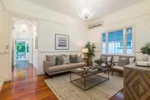 Luxury Queenslander Awaits! Sleeps 8, 3 car parks - Image 3