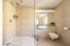 Central 3-Bed Townhouse - Garden & Free Parking - Image 4