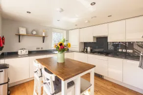 Central 3-Bed Townhouse - Garden & Free Parking - Image 2