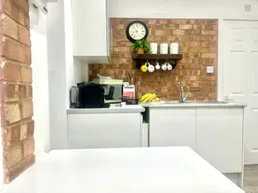 Great Studio near Luton Airport - SUPER HOST 3 YEARS RUNNING! - Image 4