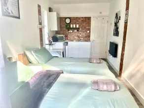 Great Studio near Luton Airport - SUPER HOST 3 YEARS RUNNING! - Image 5