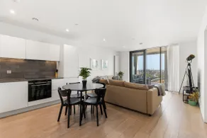 London 1 bed Apt Near Canning Town & City Airport - Image 2