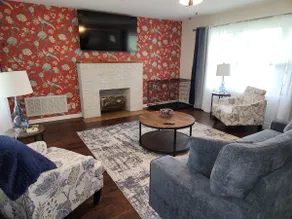 Entire spacious 3/1.5 pet friendly (no fee) home - Image 2