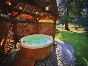 Summit Suite at Ashford Lodge: Projector, Hot Tub! - Image 5