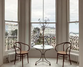 Fabulous sea views & relaxing, gorgeous interiors - Image 4